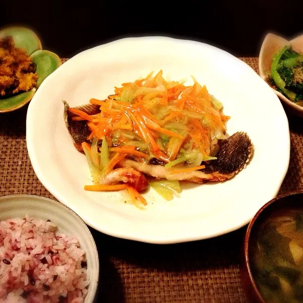 Snapdishの料理写真:鰈の唐揚げ 和風野菜あんかけ、青梗菜とジャコの和え物、カボチャのブルーチーズサラダ、黒米、味噌汁|imi243さん