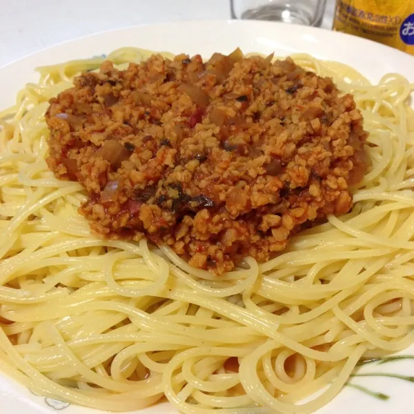 お昼は、例の畑のお肉でミートソースパスタなり！
メッチャ肉々しいけど、コレで大さじ５杯くらいかなぁ〜
今日はヒッキー決定なので、お昼から泡をいかせてもらいますぅ〜
(=^ェ^=)|うぉずさん