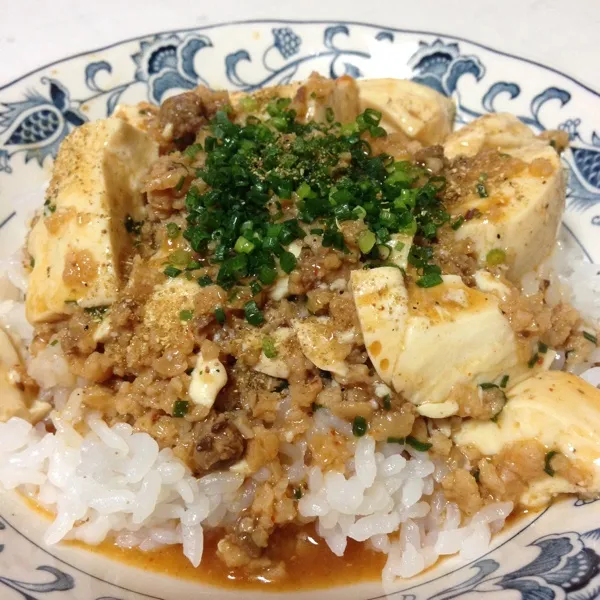 朝昼兼用のお昼ご飯は…
昨日の麻婆豆腐の残りで麻婆丼なり！
けっこう辛口に作ってるから目が覚めるぅ〜（笑）
(=^ェ^=)|うぉずさん