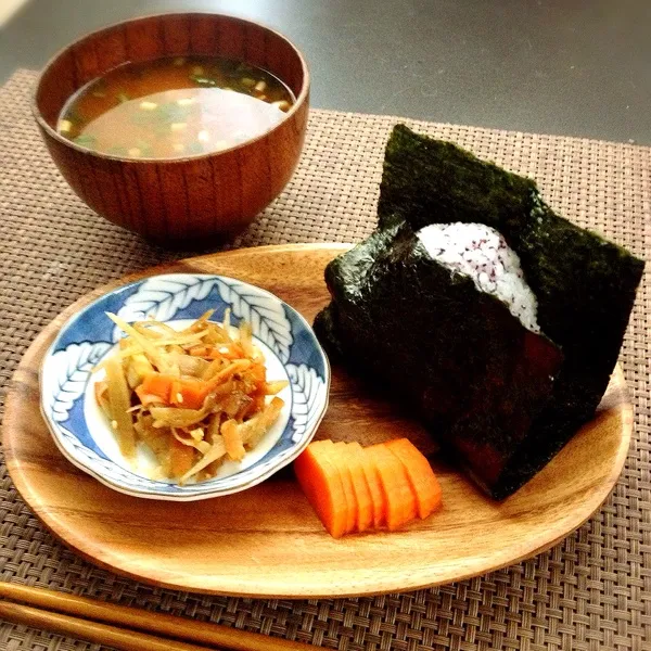 ゆかりおむすび、カボチャ味噌汁、きんぴらごぼう、人参浅漬け

来週日曜日は坐禅とおむすびの会やるよ|imi243さん