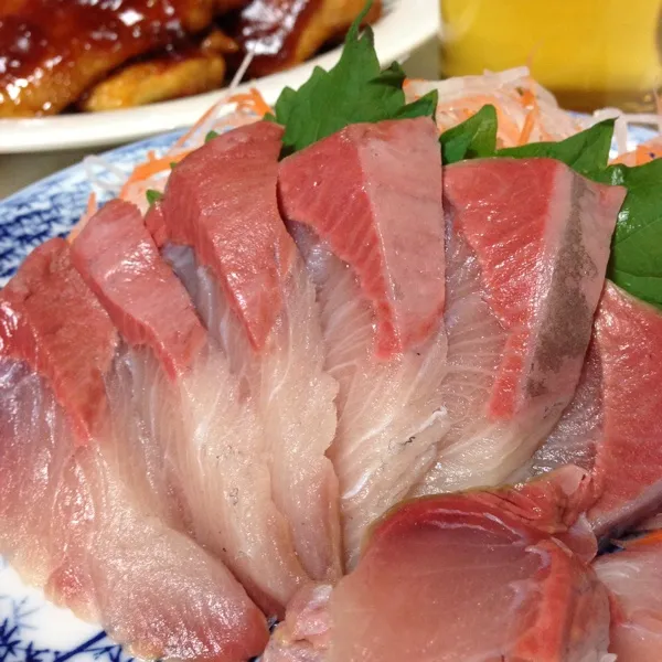 今日の魚は、昨日の鰤の尻尾の方でお造りなり！
尻尾の方だから、血合いが多めだねぇ〜
(=^ェ^=)|うぉずさん