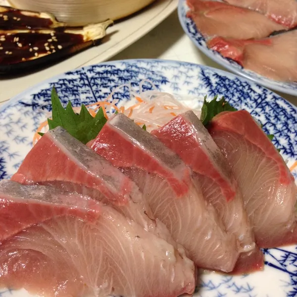 今日の魚は、鰤のお造りなり！
ん〜〜〜
この室温でどんどん脂が溶けてくるよぉ〜
脂がトロトロでメッチャ甘いねぇ〜
(=^ェ^=)|うぉずさん