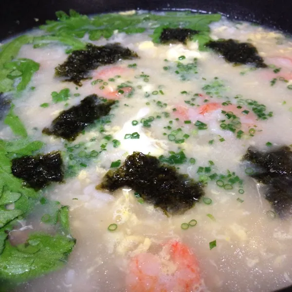 お昼は、昨日…ぢゃない、今朝の鍋の出汁で雑炊にしてみたよ！
鶏と野菜の良い出汁が効いててメチャ旨っ！
小エビはタマゴと一緒に入れて余熱だけで火を通したからプリプリだよ！
(=^ェ^=)|うぉずさん