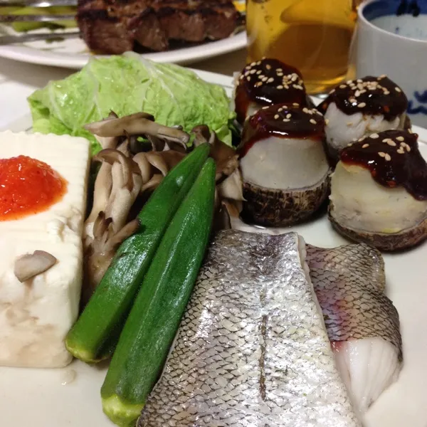 ん〜〜〜
ちょっと時間帯がズレてる気がするけど、晩ご飯…
タラの酒蒸しと里芋田楽なり！
ポン酢で頂きまする…
こっちは熱燗で…
(=^ェ^=)|うぉずさん
