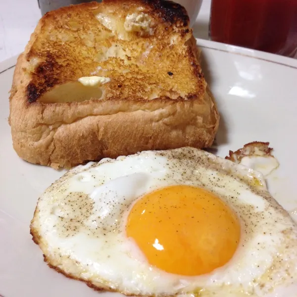 Snapdishの料理写真:朝昼兼用…
目玉焼きにトースト、コーヒーとミルクと野菜ジュース…
(=^ェ^=)|うぉずさん