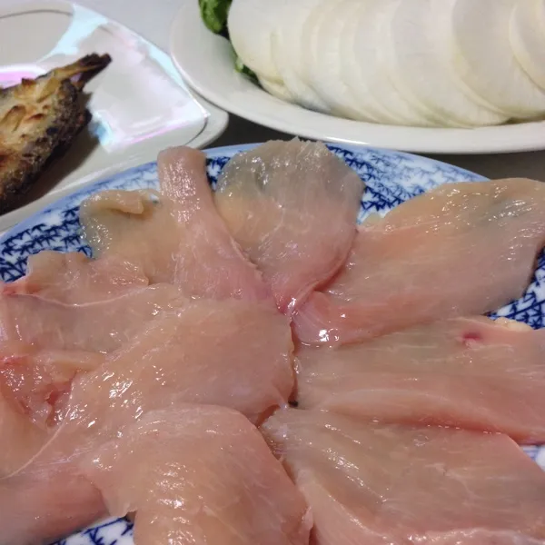 んで鶏鍋なり！
今日は大根のスライスたっぷりで大根鍋的な…
柚子胡椒で頂きまする…
(=^ェ^=)|うぉずさん