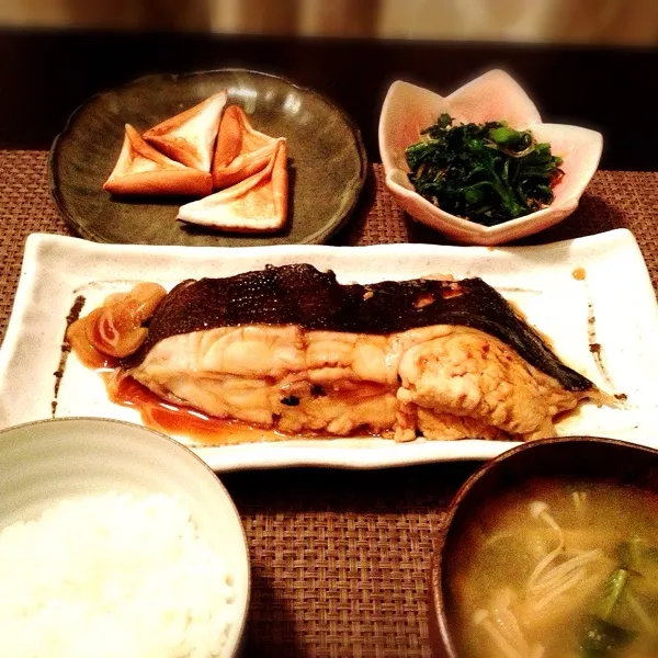 まこかれい煮付け、春菊とジャコの柚子ポン和え、はんぺん焼き、味噌汁、ご飯

実ははんぺん裏側真っ黒に焦がした∑(ﾟДﾟ)|imi243さん