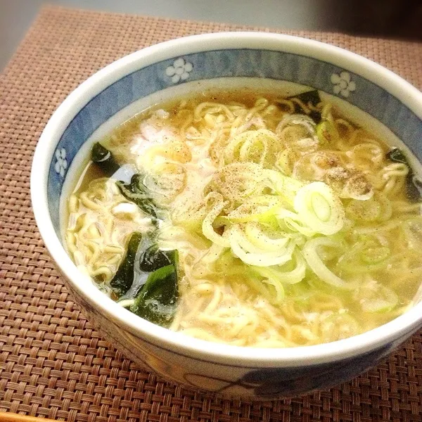 マルちゃん正麺 塩味
昨夜から酷い頭痛。10時間半寝たけど、まだ痛いまま。手抜きでラーメン。|imi243さん