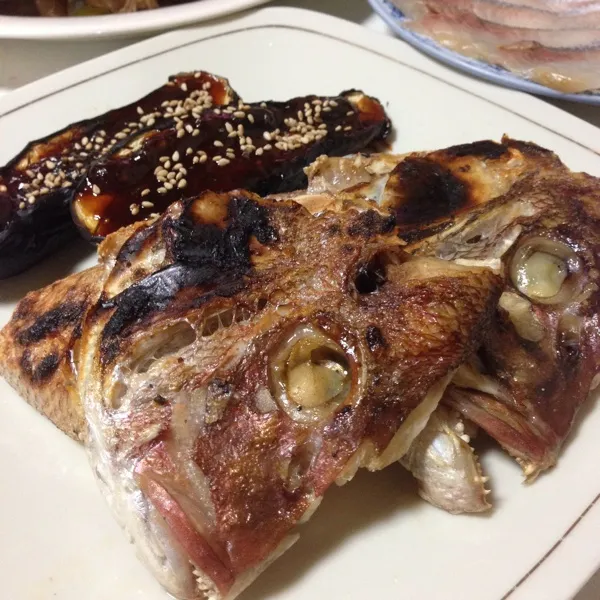 お酒のアテは…
鯛のアラの塩焼きと茄子田楽なり！
ん〜〜〜
魚屋さんに行ってないからロクなのが無いなぁ〜
ま、モノは良いから美味しいけどねぇ〜
(=^ェ^=)|うぉずさん