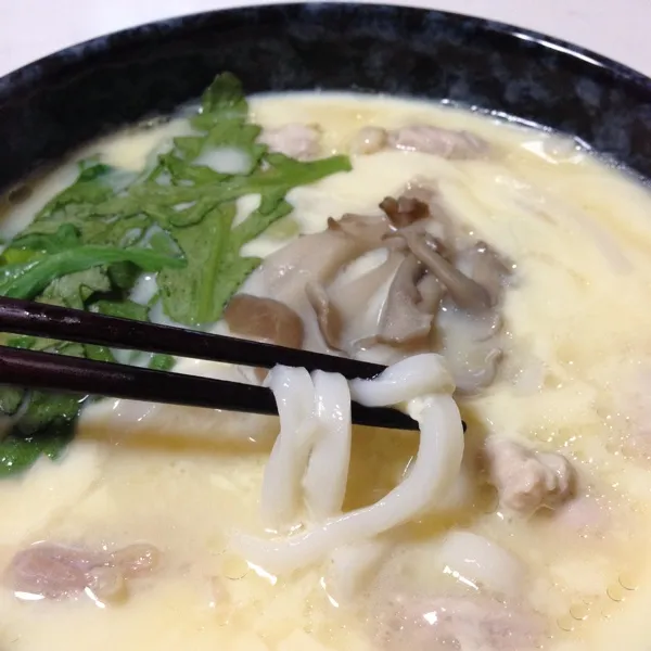 お昼は信田蒸しにしてみたよ！
鱧チリの残り出汁５００mlに、うどん１玉丸ごと使ってボリューム満点っ！
蒲鉾とか無くて、ちょっと彩りがさみしいけど、美味しくて温まるぅ〜
(=^ェ^=)|うぉずさん