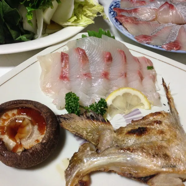 ってコトで、今日はカンパチづくし…
カンパチのカマの塩焼き、カンパチのお造り、椎茸の炙りなり！
コレ…買ったのはお造りだけなんよねぇ〜
(=^ェ^=)|うぉずさん