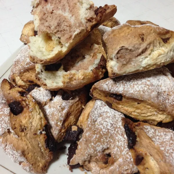 チョコのスコーン焼けたよぉ〜
いつもの、なんちゃってスコーンで、今日はココアでマーブルにしてみたよ！
チョコの甘みとココアのほろ苦さが良い感じ…
(=^ェ^=)|うぉずさん