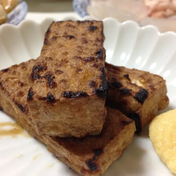 お酒のアテは…
厚揚げの炙りとミンミンの餃子なり！
昨日徹夜したので早く寝ようと思ったけど、ウトウトしてたら、この時間に…
(=^ェ^=)|うぉずさん