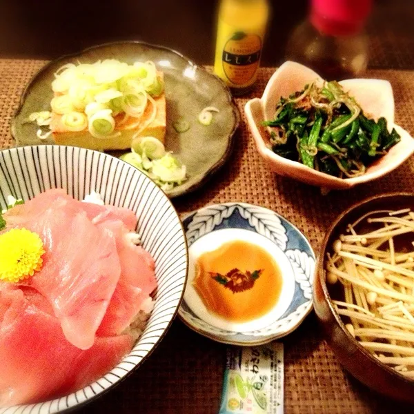 びんちょうマグロ丼、厚揚げ、ほうれん草とジャコの和え物、えのき茸の吸い物

厚揚げは醤油とレモスコで♡|imi243さん