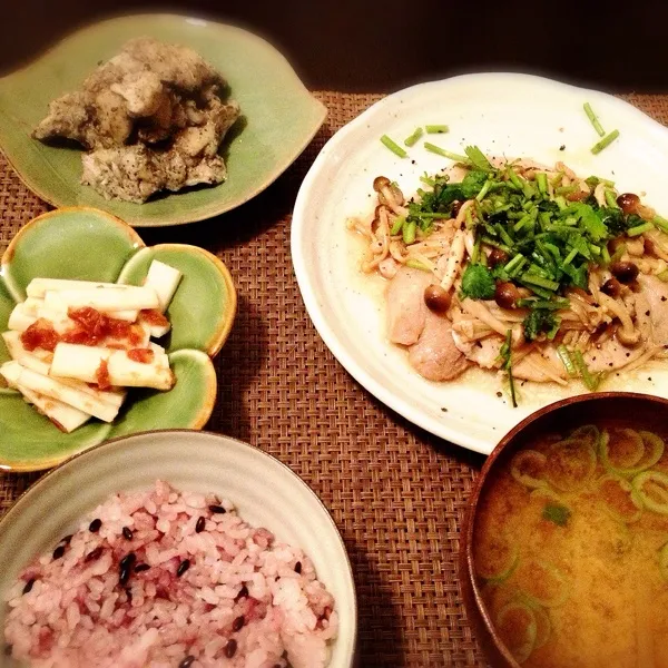 豚ロースのきのこソース、うどの梅肉和え、里芋の黒胡麻ドレサラダ、大根味噌汁、ご飯

豚肉の味付けは醤油の代わりにシーユーカオで！|imi243さん