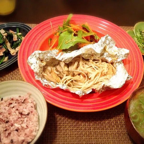 Snapdishの料理写真:生鮭とキノコのちゃんちゃ焼き、ほうれん草とベーコンのバター炒め、ベビーリーフサラダ、水菜とツナの残り、雑煮汁、ご飯|imi243さん