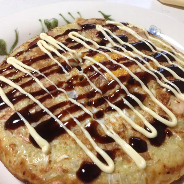 お昼はお好み焼きぃ〜
真ん中に目玉焼きとイカで特製イカ玉ですねぇ〜
出汁をしっかり利かせてるからソース無しでも良いんだけど、ちょびっと気持ちだけ…（笑）
コレ醤油でも美味しいの…
(=^ェ^=)|うぉずさん