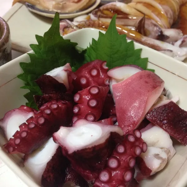 Snapdishの料理写真:なんもしてないのに、やっぱりこの時間…
早めに魚屋さんに行ったら、まだお造りが無かったので、たこ焼き用に買ってたタコで、タコぶつなり！
(=^ェ^=)|うぉずさん