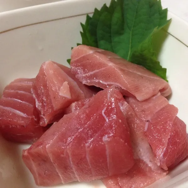 今日の魚は中トロのぶつ切りで、マグロぶつと、山かけなり！
今日は珍しくご飯も炊いちゃったぁ〜
後で熱々のご飯で山かけ丼にしまする…
もっちろん明日の朝も…
(=^ェ^=)|うぉずさん