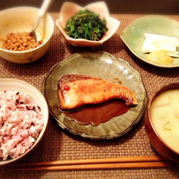 鰤の照り焼き、ほうれん草胡麻和え、ウドの酢味噌和え、納豆、雑煮の汁、黒米入りご飯|imi243さん