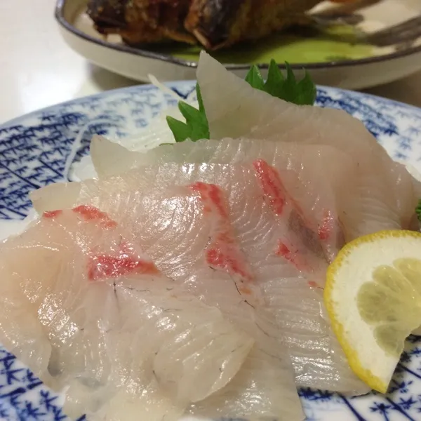 Snapdishの料理写真:今日の魚は、カンパチのお造りと、子持ち鮎の塩焼きなり！
コレ…二尾で３８０円の半額っ！
ホントにヤケになってるんぢゃないかと思うくらい安いねぇ〜
あと昨日の残りの生地でお好み焼きを…
(=^ェ^=)|うぉずさん