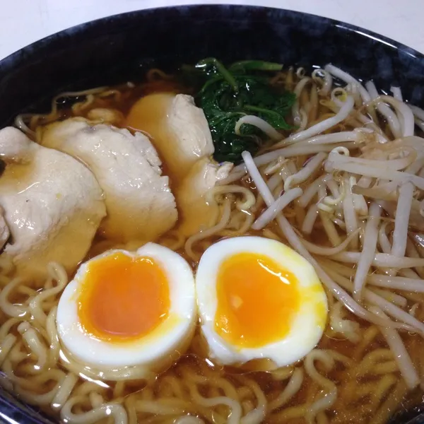 お昼は、チキンラーメンな、マルちゃん正麺醤油味なり！
もっちろんスープは昨日の鷄鍋のスープをベースにしたから、コクがあってメチャ旨っ！
(=^ェ^=)|うぉずさん