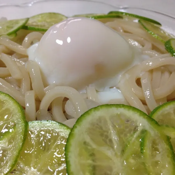 ちょっと蒸し蒸しするお昼は…
生の讃岐うどんがあったので、ぶっかけスダチうどんなり！
生玉子と温玉と悩んだけど…
スダチうどんには温玉かなぁ〜
(=^ェ^=)|うぉずさん