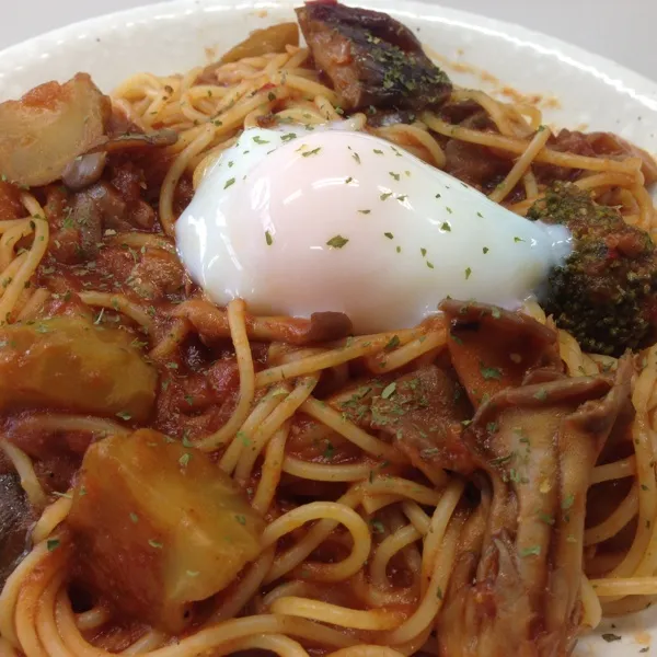 お昼は、野菜ゴロゴロのトマトソースパスタなり！
もっちろん、昨日のトマトソースの残りだよぉ〜
温玉も乗っけて…
(=^ェ^=)|うぉずさん