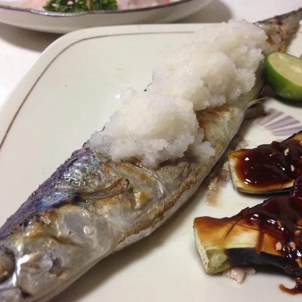 今日はコレを先に…
魚屋さん絶賛のサンマの塩焼きとナス田楽なり！
普通に売ってるのが二尾で２５０円が、これは一尾で２５０円なの…
ん〜〜〜コレはホントに美味しいやぁ〜
(=^ェ^=)|うぉずさん