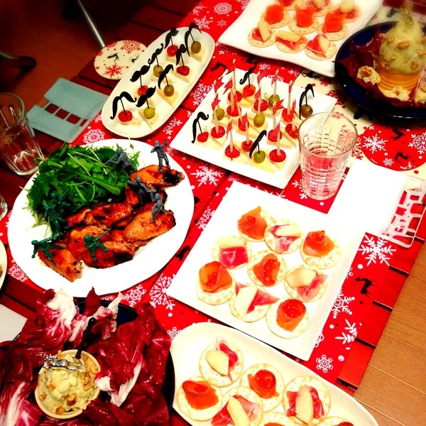 Snapdishの料理写真:クリスマスパーティーの出張料理①
本日のメニュー
・4種のチーズの髭ピンチョス(ハラペーニョオリーブ、塩ドライトマト、サラミ)
・ゴルゴンゾーラポテサラツリーonトレビス|imi243さん