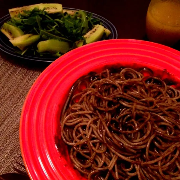 黒トリュフと完熟トマトのイカスミソースパスタ、セルバチコとキウイのサラダ

残業のため帰宅が遅くなったからインスタントのソース利用。キウイは2週間経つのにいまだに固いし酸っぱい(´･_･`)|imi243さん