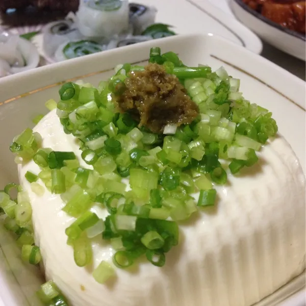 んで、手作り豆腐屋さんのおぼろ豆腐の冷奴柚子胡椒ともずく酢なり！
まったりしたおぼろ豆腐に柚子胡椒の刺激がたまりません！
(=^ェ^=)|うぉずさん