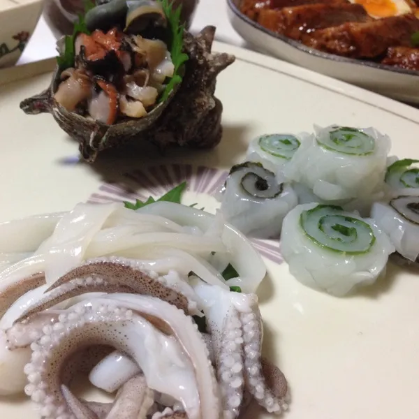 Snapdishの料理写真:今日の魚は…
アオリイカとサザエのお造りなり！
今日もゆかふみさんの勝ちかな？
(=^ェ^=)|うぉずさん