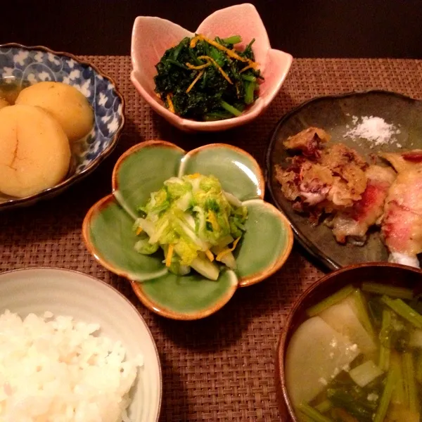 じゃがいもと結びこんにゃくの煮物、春菊の胡麻和え、わわさいの浅漬け、ホタルイカの天ぷら、味噌汁、ご飯

春菊胡麻和えには柚子皮必須！|imi243さん