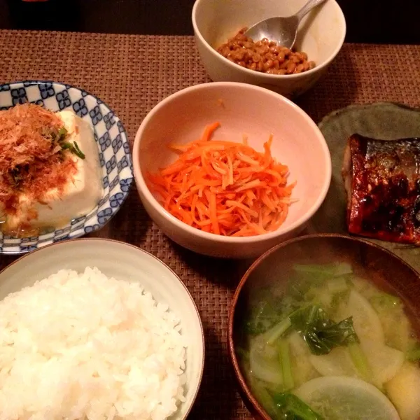 Snapdishの料理写真:鯖の西京味噌焼き、人参と生姜のきんぴら、湯豆腐、納豆、蕪の味噌汁、ご飯|imi243さん