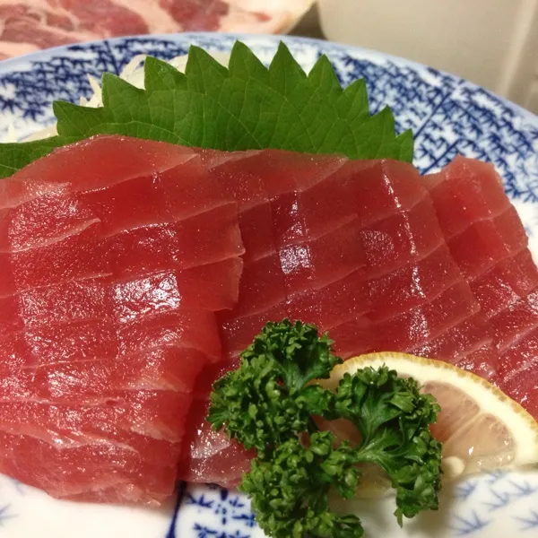 Snapdishの料理写真:今日の魚はマグロのお造りなり！
山葵をたっぷり付けて、鼻をツーンとさせながら食べるのが好きっ！
(=^ェ^=)|うぉずさん