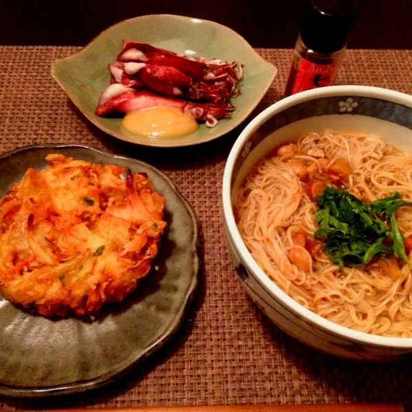 Snapdishの料理写真:カレー素麺、スーパー惣菜のかき揚げ、ホタルイカからし酢味噌和え

月曜日からかなり手抜き。週末買い出し行けなかったから冷蔵庫空っぽ(~_~;)|imi243さん