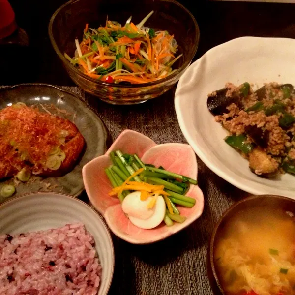 なすとピーマンと鶏挽肉の甘味噌炒め、パクチーたっぷりエスニック春雨サラダ、さつま揚げ、蕪の浅漬け、玉子とトマトのスープ、ご飯|imi243さん