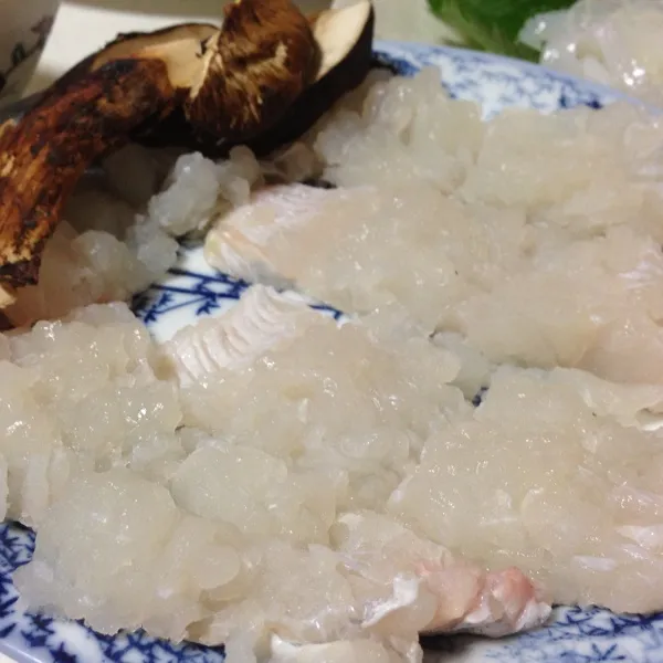 んで鱧と松茸の出会い鍋なり…
今日の鱧は魚屋さんの気合いが入ってるよ！
身がメチャ分厚いよ！ 
松茸はレイによって、ちゅう国産のヤツねっ！
(=^ェ^=)|うぉずさん