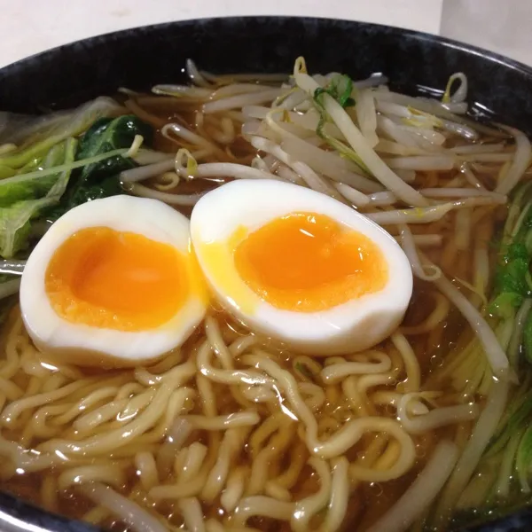 今日は普通の時間にお昼…
でも昨日と同じマルちゃん正麺…
鱧チリの出汁で作ったスープが美味しかったので、鱈チリの出汁でも試してみようと…
やっぱりメチャ旨っ！
(=^ェ^=)|うぉずさん