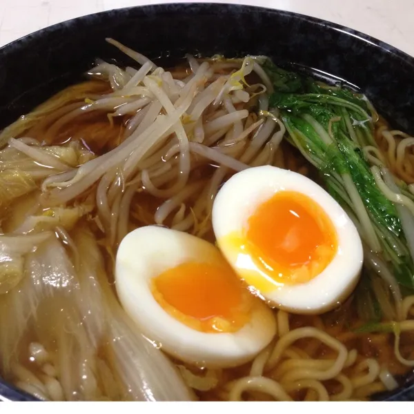 Snapdishの料理写真:お昼は…って、もう夕食に近い時間だけど…
マルちゃん正麺の醤油味…
スープのベースに鱧チリの残り出汁を使ったので、濃厚でメチャ旨っ！のスープになりましたぁ〜
(=^ェ^=)|うぉずさん