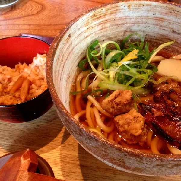 Snapdishの料理写真:鴨南蛮うどん
ランチサービスのそぼろと生姜のご飯
鴨肉もつくねも炙ってある！やっぱり美味しい（≧∇≦）|imi243さん