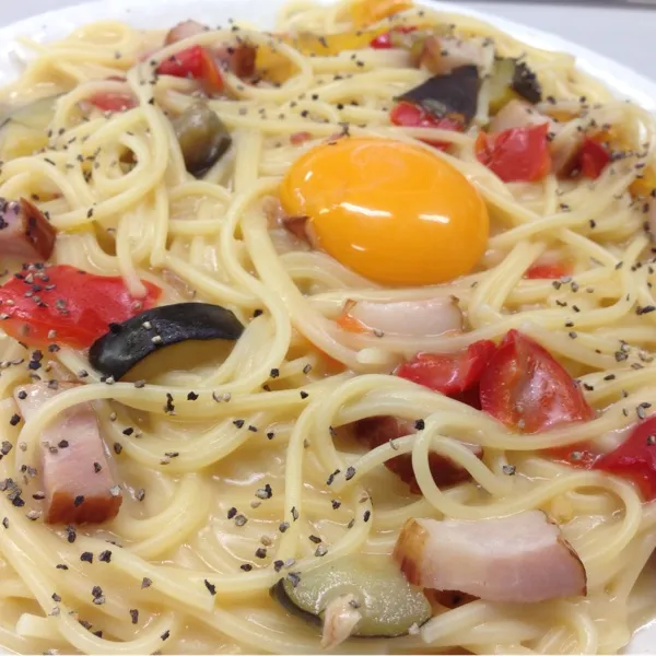 Snapdishの料理写真:お昼は、久々にパスタ…
ゴロゴロベーコンのカルボナーラにしましたよ！
さ、あと少し後半戦頑張ればお休みぢゃあ〜
(=^ェ^=)|うぉずさん