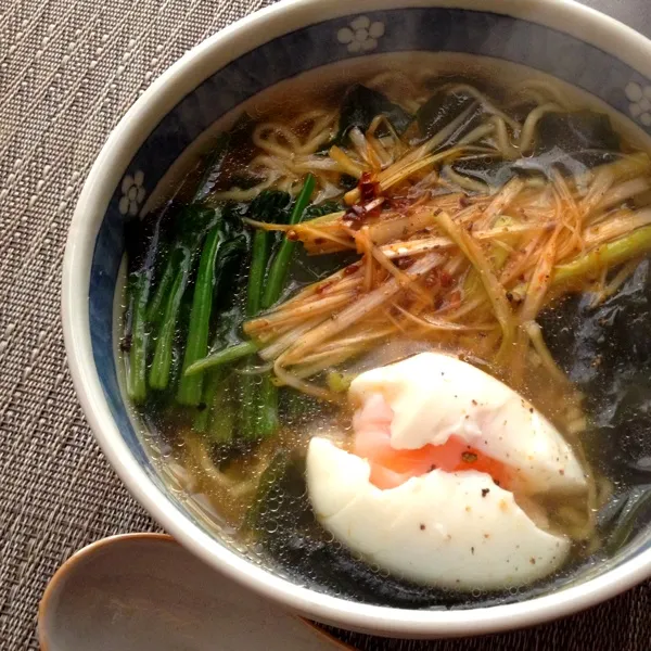 今日は会社休んで自宅作業。
お昼はマルちゃん正麺 塩味。
ワカメと半熟玉子とほうれん草と長ネギの辣油和えをON
一週間で2回ラーメン食べるなんて珍しい！（笑）|imi243さん