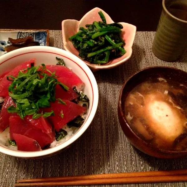 めばちマグロの漬け丼、ほうれん草の胡麻和え、玉子と椎茸の味噌汁|imi243さん