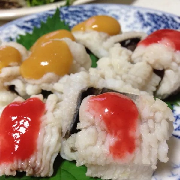 今日もてっちりだけど…
鍋が出来るまで…ってコトで鱧おとしなり！
梅肉と酢味噌で…
今の時期だと梅肉のが美味しいかなぁ〜
(=^ェ^=)|うぉずさん