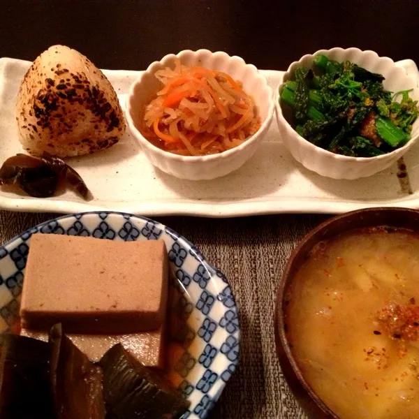 あり合わせで夕飯
焼きおむすび、切り干し大根、アスパラ菜の胡麻和え、高野豆腐と茄子の煮物、じゃがいもと玉ねぎ味噌汁|imi243さん