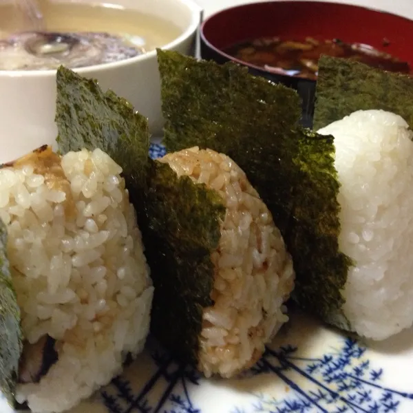 お昼は…
残り物の整理で冷凍してたおにぎり（松茸ご飯、鰻ご飯、白ご飯）とそろそろヤバイ潮汁とインスタントの味噌汁なり！
ん〜〜〜マジ暑い…
(=^ェ^=)|うぉずさん