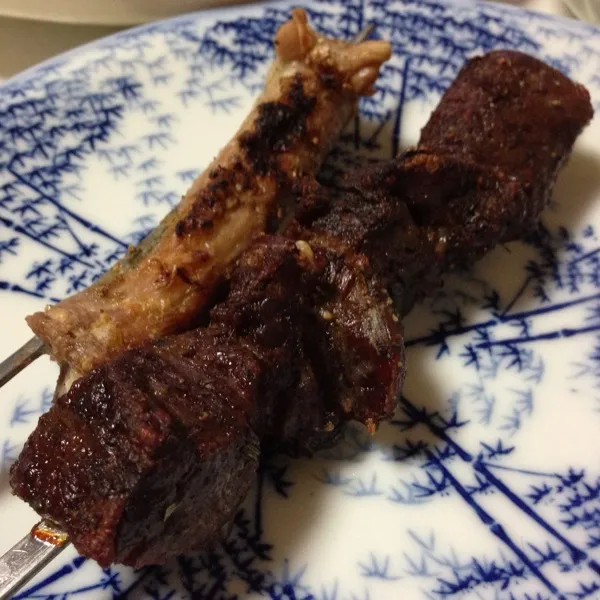 Snapdishの料理写真:牛肉の串焼きと…
向こうの白っぽいのが鶏の首の骨…
せせりの付いてるとこかな！
ワサビ醤油…
(=^ェ^=)|うぉずさん