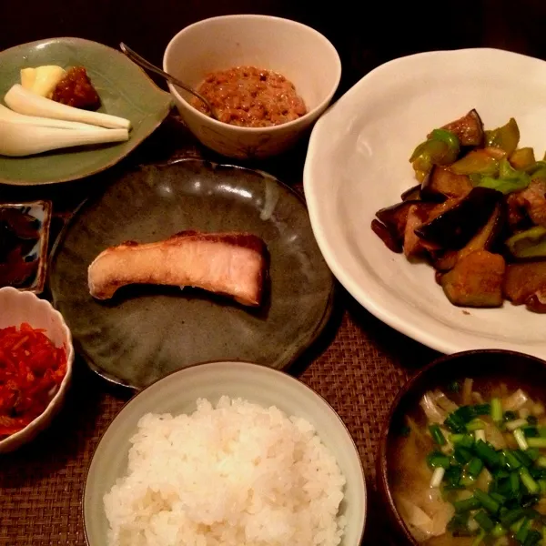 Snapdishの料理写真:鰤の塩焼き、茄子と神楽南蛮と椎茸の生姜醤油炒め、エシャロットと金山寺味噌、エノキと油揚げ味噌汁、ご飯、キムチ|imi243さん